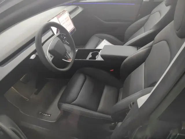 Tesla Model 3 — Фото автомобиля 4