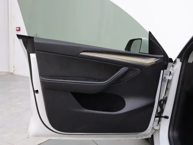 Tesla Model Y — Фото автомобиля 10