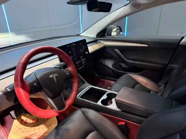 Tesla Model 3 — Фото автомобиля 11