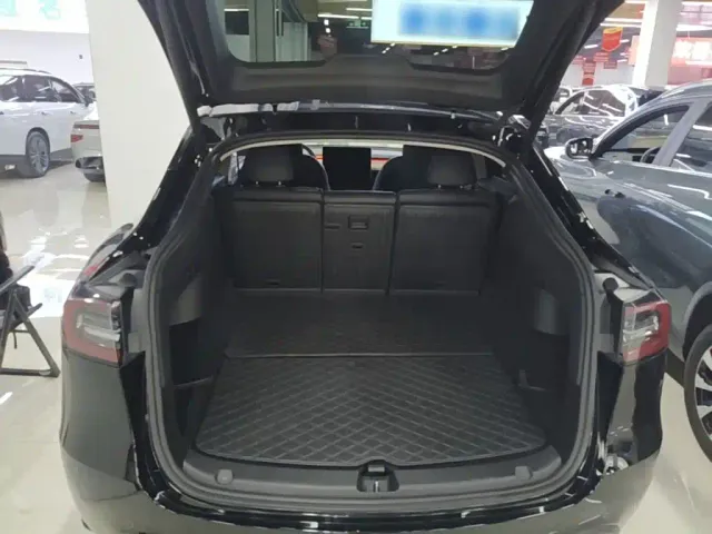 Tesla Model Y — Фото автомобиля 18