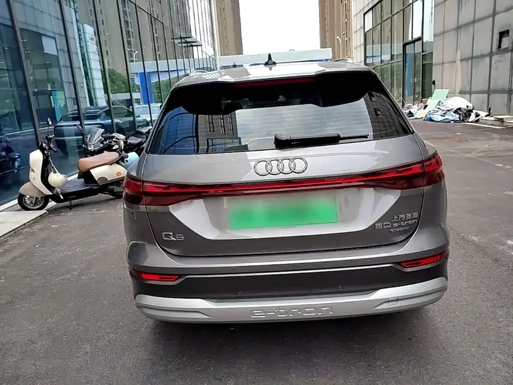 Audi Audi Q5 e-tron 2023 40 e-tron Starlight Edition Brocade Package — Фото автомобиля 5