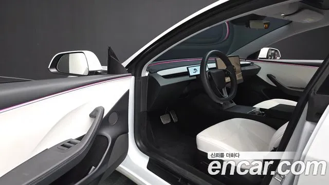 Tesla Model 3 — Фото автомобиля 10