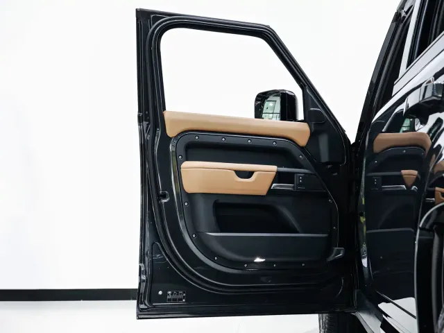 Land Rover Defender — Фото автомобиля 14