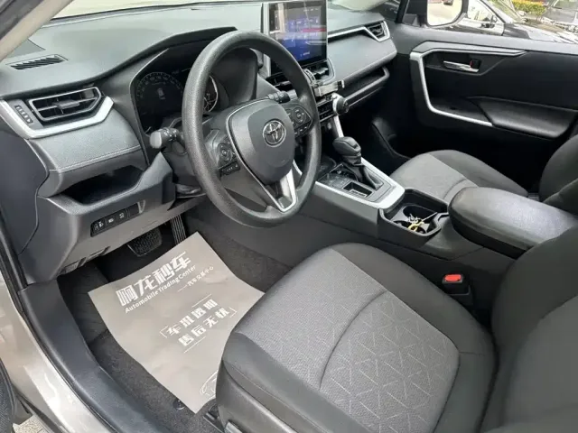 Toyota RAV4 — Фото автомобиля 8