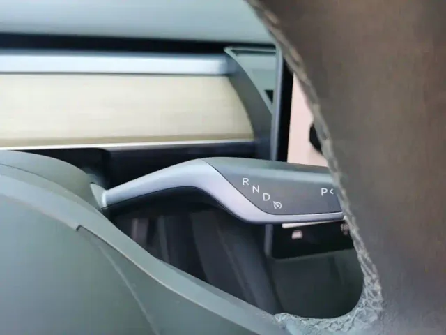 Tesla Model Y — Фото автомобиля 13