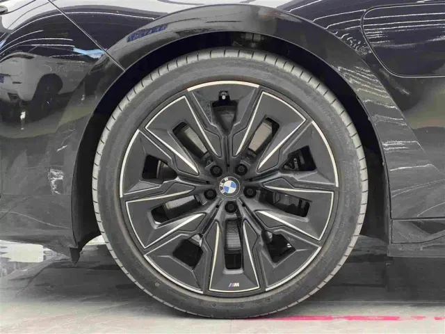 BMW i7 — Фото автомобиля 4