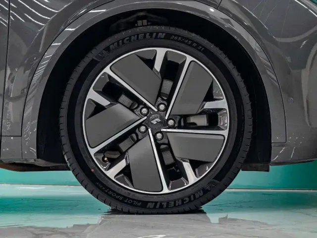 Li Auto L8 — Фото автомобиля 7