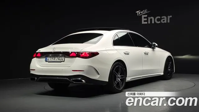 Mercedes-Benz E-Class — Фото автомобиля 2