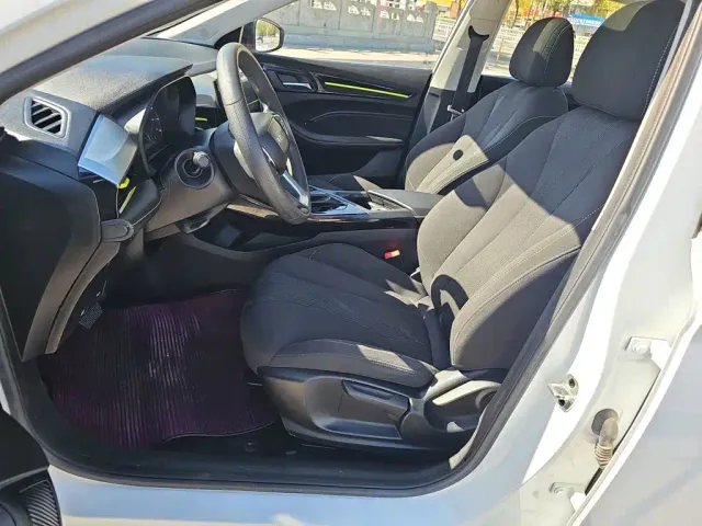 Roewe i5 — Фото автомобиля 15