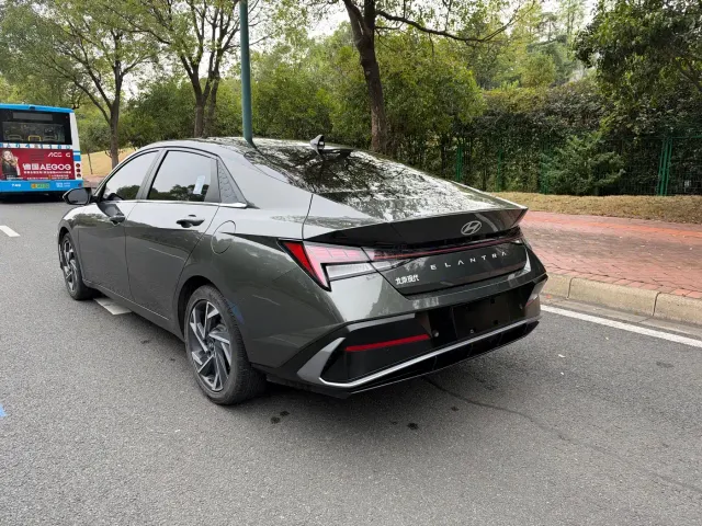 Hyundai Elantra — Фото автомобиля 12