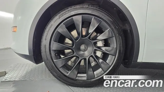 Tesla Model Y — Фото автомобиля 5