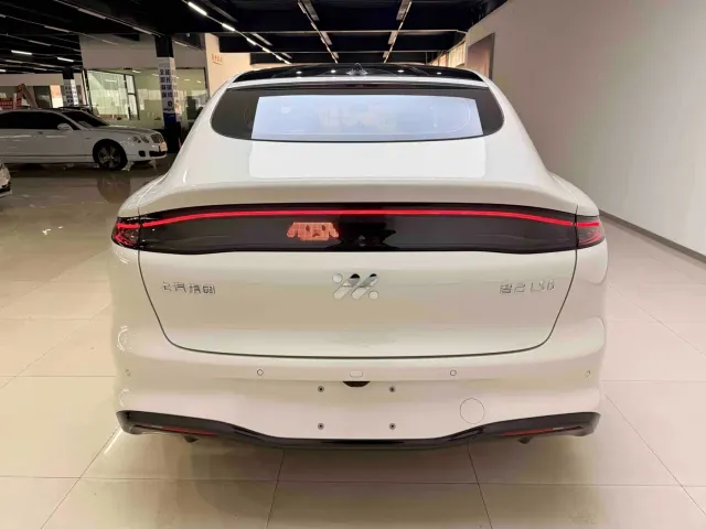 IM Motors LS6 — Фото автомобиля 13