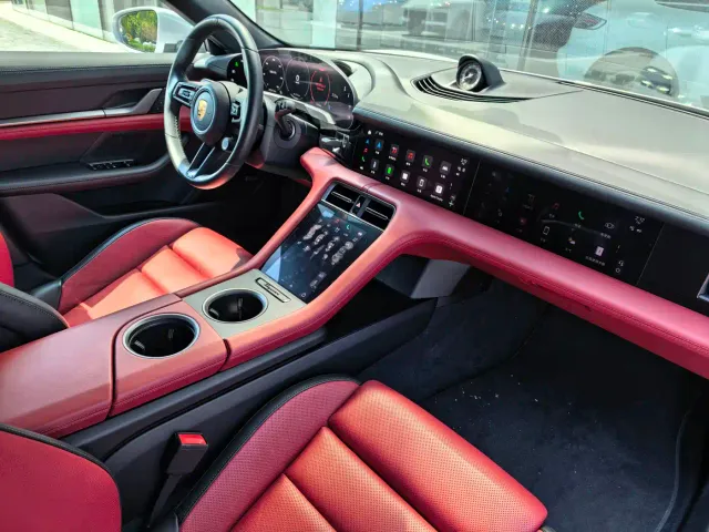 Porsche Taycan — Фото автомобиля 2