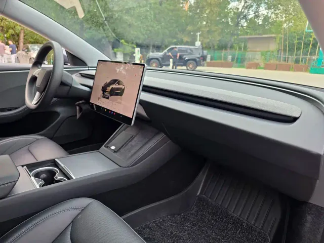 Tesla Model 3 — Фото автомобиля 15