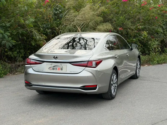 Lexus ES — Фото автомобиля 4