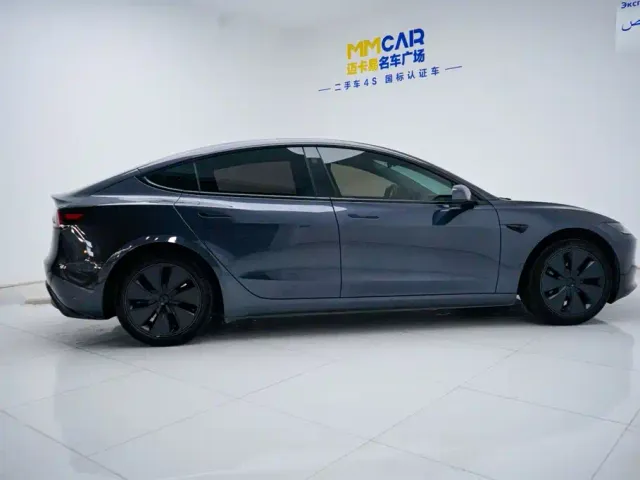 Tesla Model 3 — Фото автомобиля 11