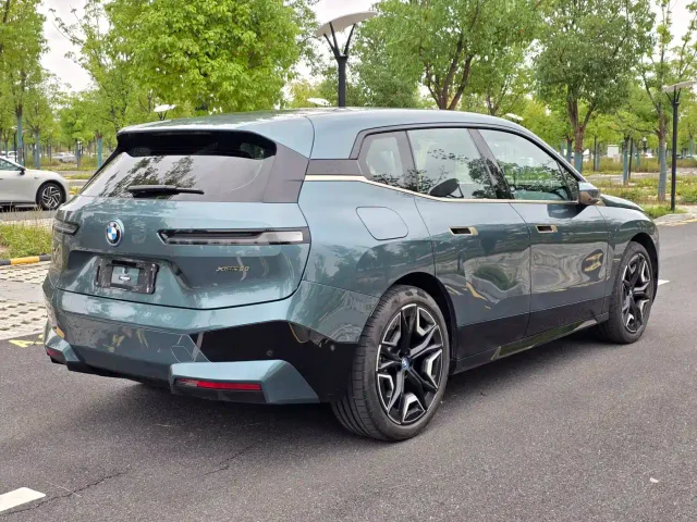 BMW iX — Фото автомобиля 4