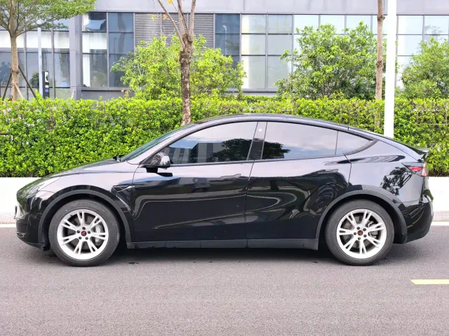 Tesla Model Y — Фото автомобиля 7