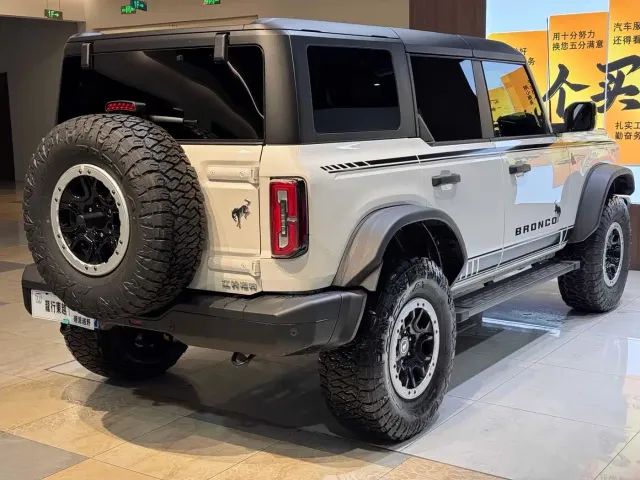 Ford Bronco — Фото автомобиля 10