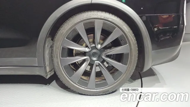 Tesla Model X — Фото автомобиля 6