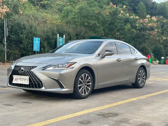 Фотография автомобиля — Lexus ES
