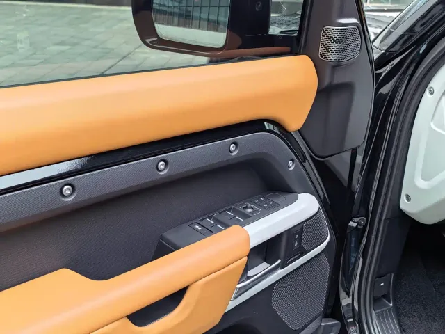Land Rover Defender — Фото автомобиля 9