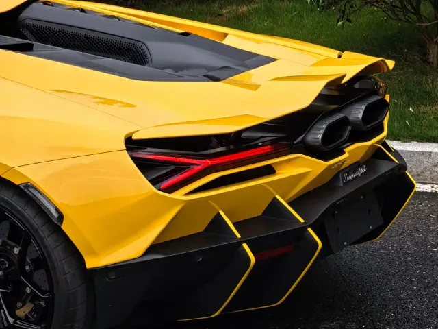 Lamborghini Revuelto — Фото автомобиля 11