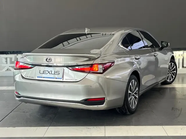 Lexus ES — Фото автомобиля 4