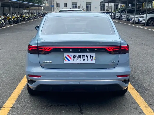 Geely Emgrand — Фото автомобиля 5