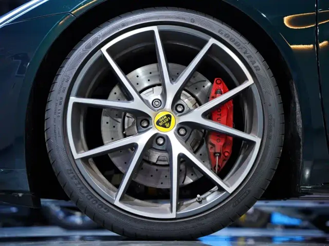 Lotus Emira — Фото автомобиля 2