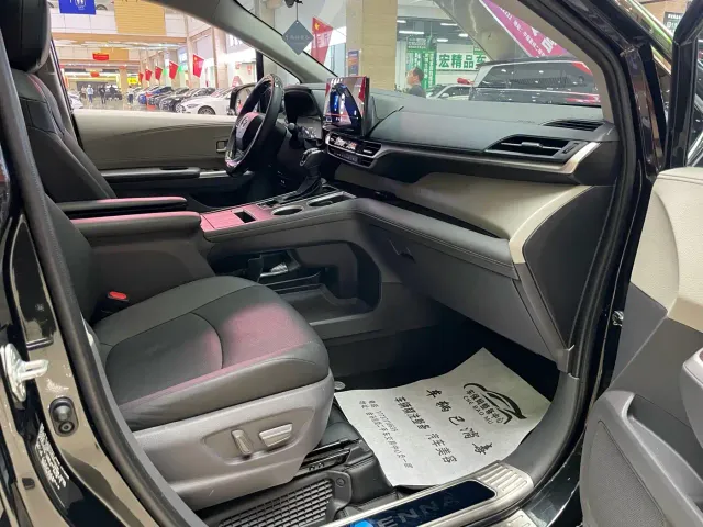 Toyota Sienna — Фото автомобиля 9