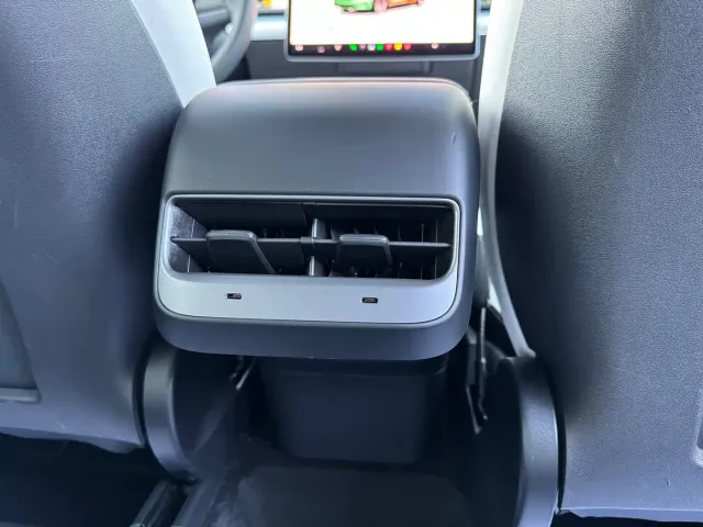 Tesla Model Y — Фото автомобиля 17
