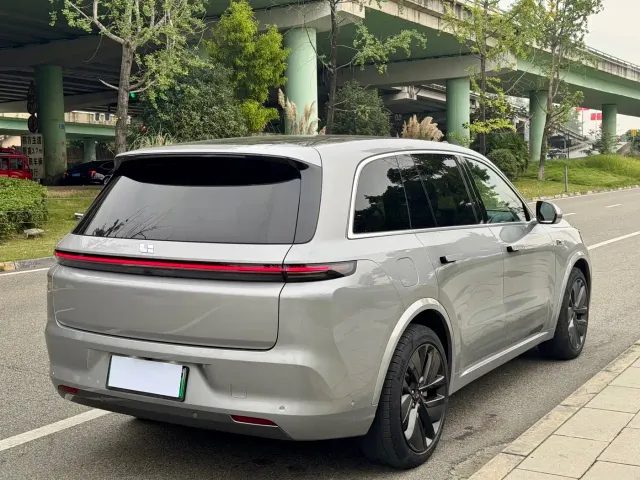 Li Auto L8 — Фото автомобиля 10