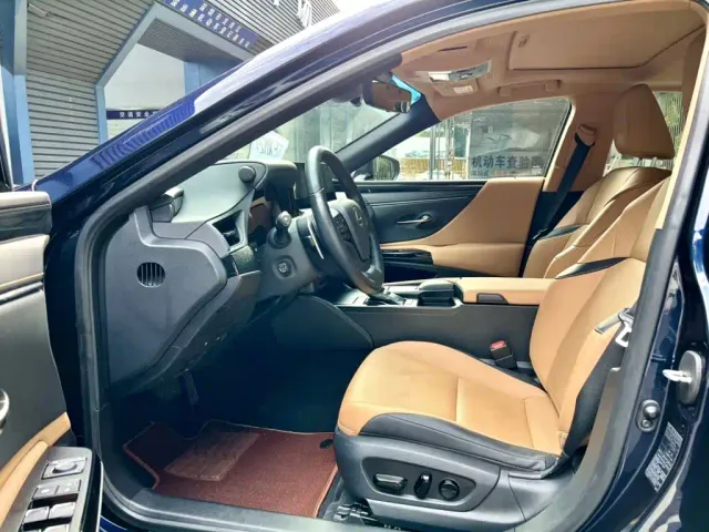 Lexus ES — Фото автомобиля 4