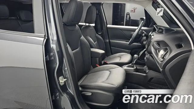 Jeep Renegade — Фото автомобиля 10