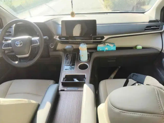 Toyota Sienna — Фото автомобиля 12