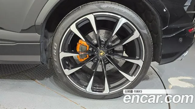 Lamborghini Urus — Фото автомобиля 6