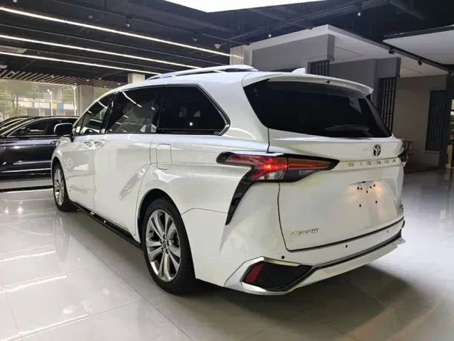 Toyota Sienna — Фото автомобиля 4