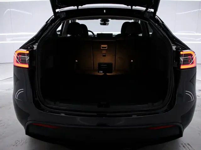 Tesla Model Y — Фото автомобиля 15