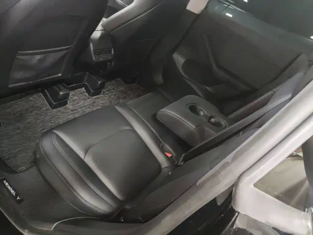 Tesla Model Y — Фото автомобиля 16