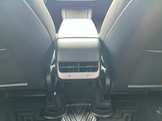 Tesla Model Y 2021 Standard Range Rear-Wheel Drive — Фото автомобиля 18