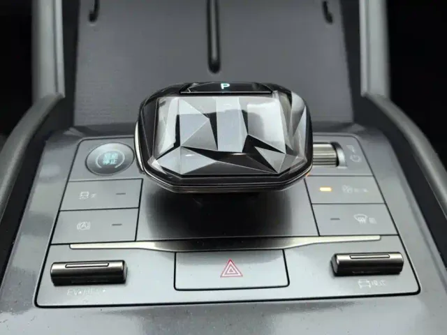 BYD Qin L — Фото автомобиля 16