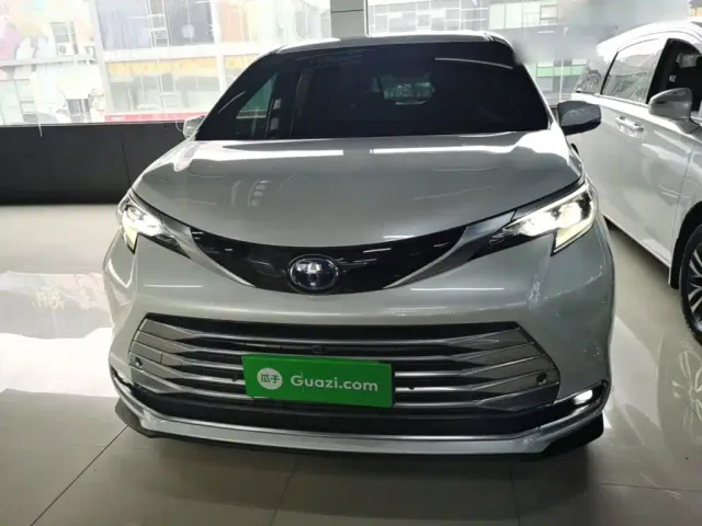Toyota Sienna — Фото автомобиля 2