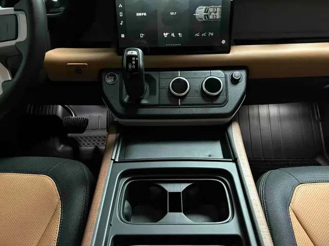 Land Rover Defender — Фото автомобиля 12