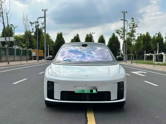 Li Auto i8 — Фото автомобиля 2