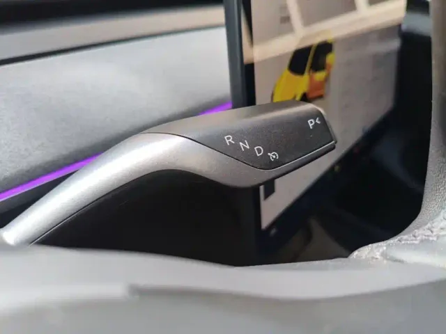 Tesla Model Y — Фото автомобиля 13