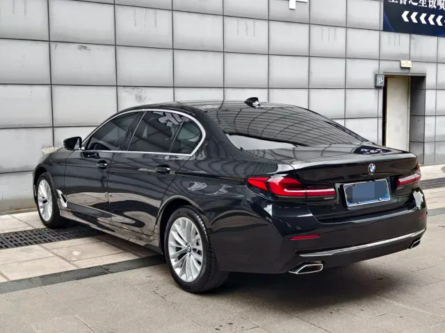 BMW 5 Series — Фото автомобиля 8