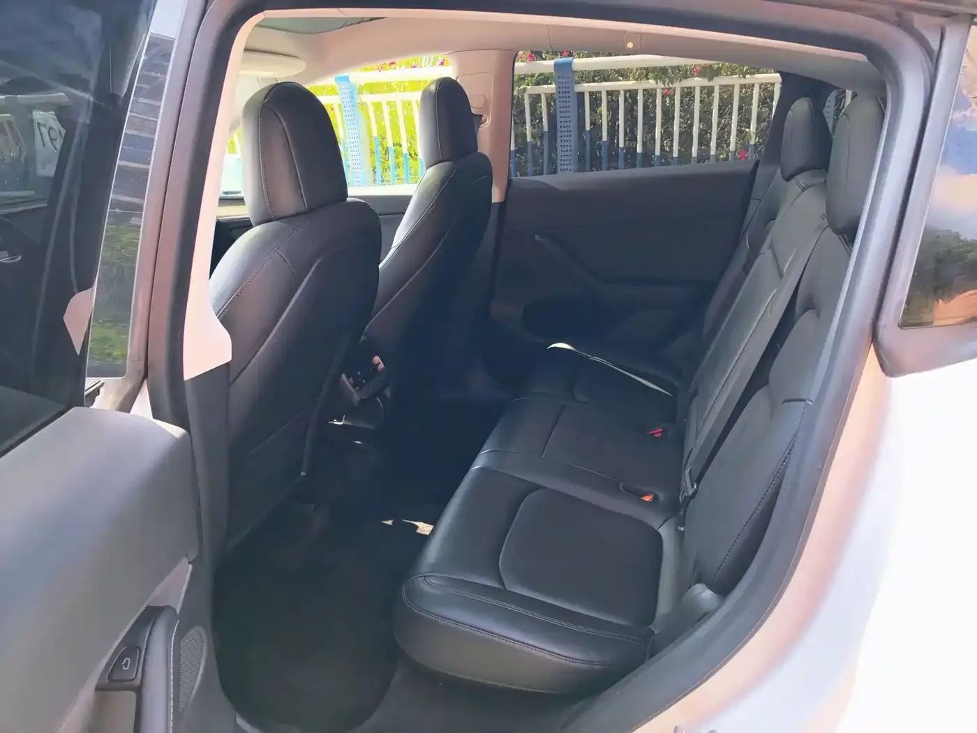 Tesla Model Y 2022 Rear-Wheel Drive Version — Фото автомобиля 13