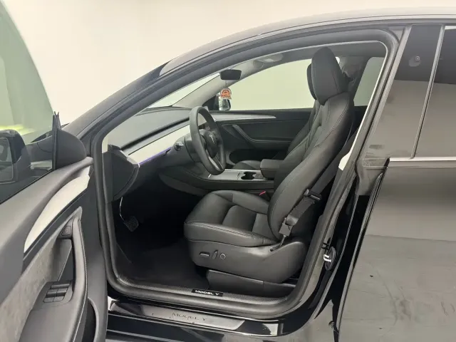 Tesla Model Y — Фото автомобиля 3