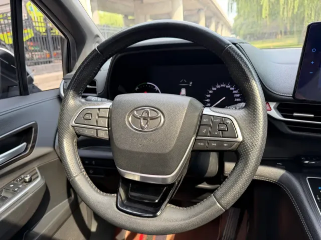 Toyota Sienna — Фото автомобиля 10